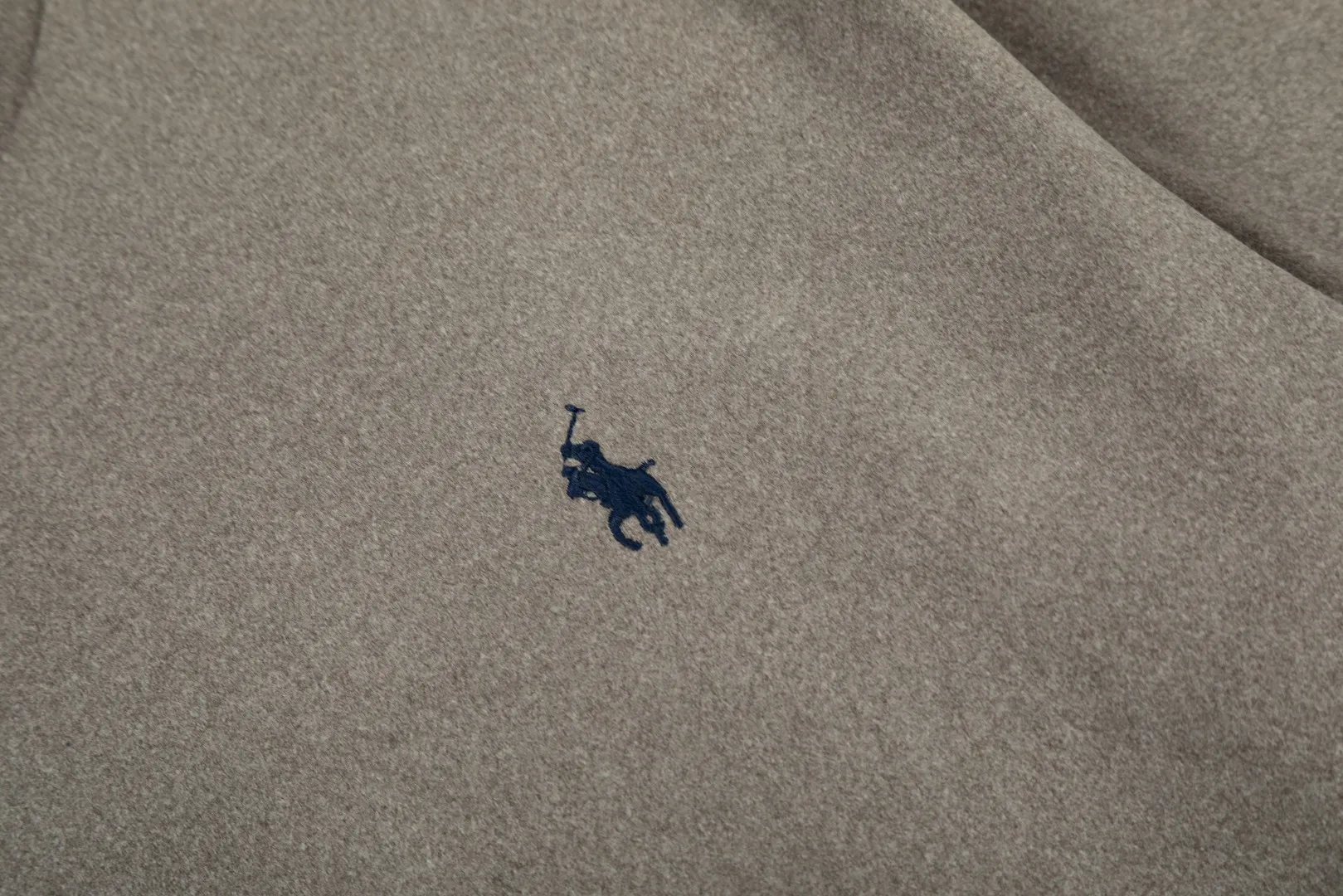 P190 Top quality" Style number: DS606# (not off the shelves all year round) [Ralph Lauren half turtleneck solid color pony embroidery logo basic round neck long sleeves] ✅Ralph Lauren Ralph Lauren classic basic versatile unisex half turtleneck pullover German velvet long sleeves ✅Main supply platform live broadcast Wholesale entities Replenish when out of stock Not off the shelves ✅ZP quality 1:1 version Scan the code to enter the GF website Counter quality ✅Detailed quality The only one in Guangzhou 280g German velvet fabric is comfortable and warm. It focuses on high-end and cost-effective. Needless to say good quality. ✅The version is restored to the original order. The maximum size can be worn up to 180 pounds. Loose, comfortable and stress-free. ✅The upper body is simple and easy to match. A must-have item for ootd. Good-looking clothes are never picky. A must-have in couples' wardrobes. Size: